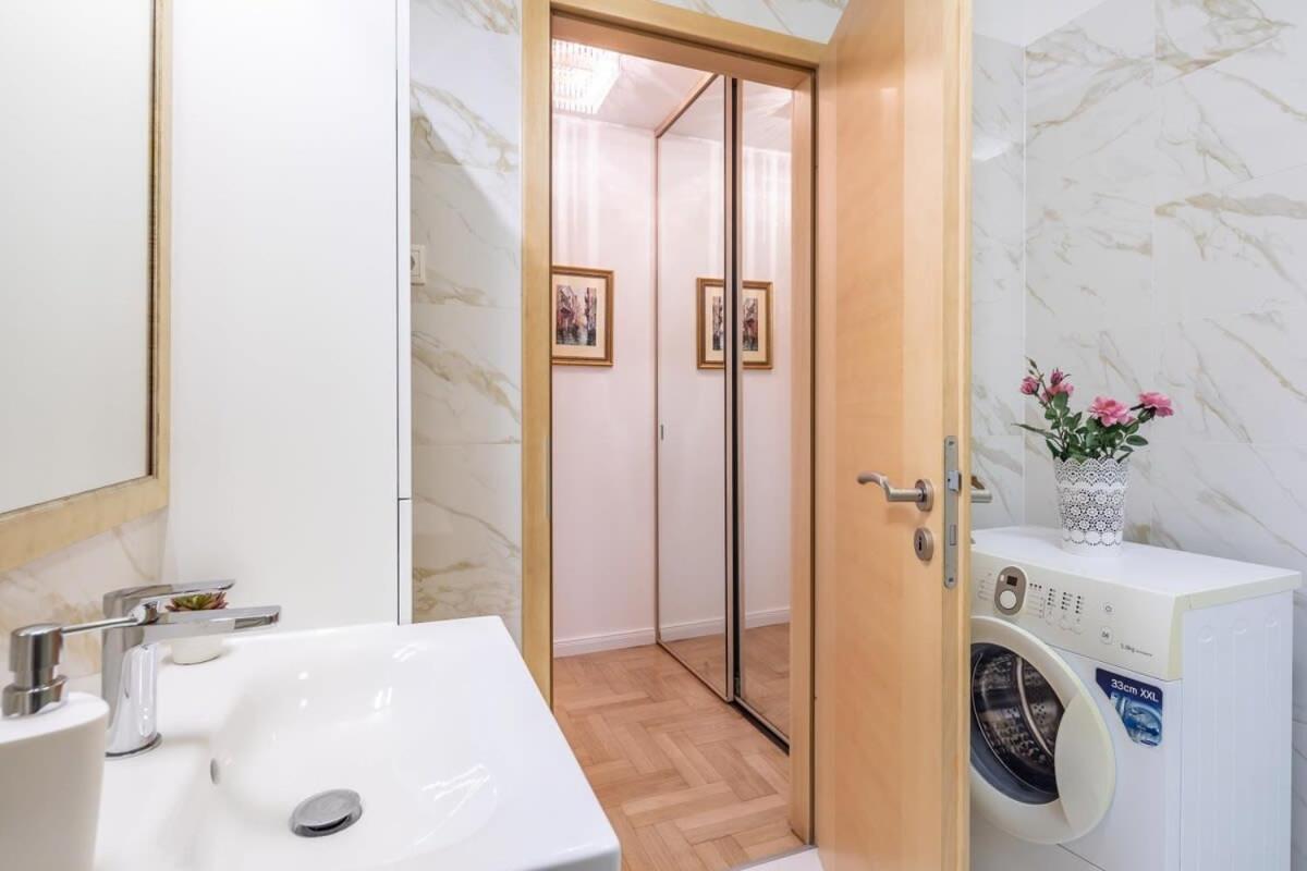 Homey Apartment With Ac And Balcony Budapest Esterno foto
