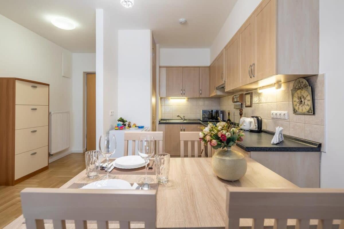Homey Apartment With Ac And Balcony Budapest Esterno foto