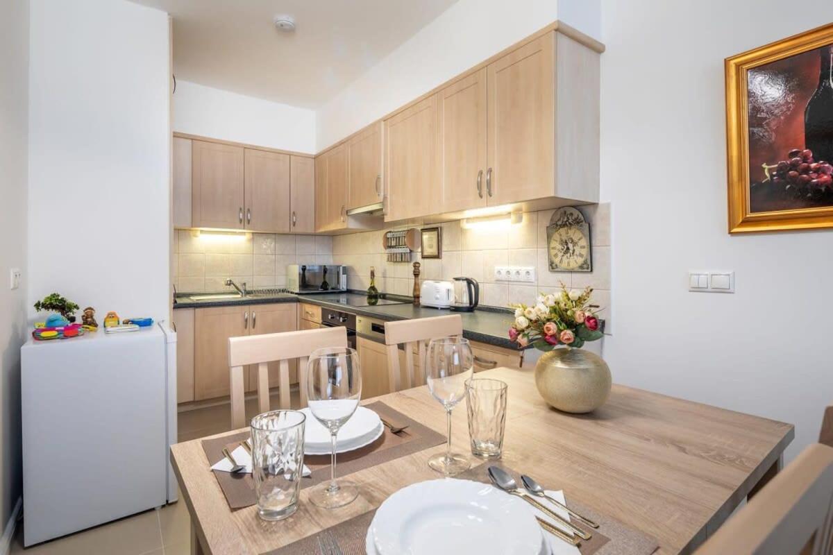 Homey Apartment With Ac And Balcony Budapest Esterno foto