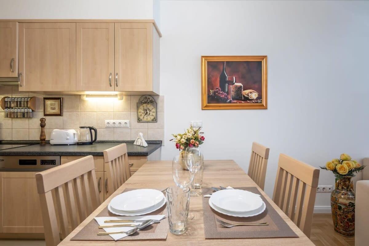 Homey Apartment With Ac And Balcony Budapest Esterno foto