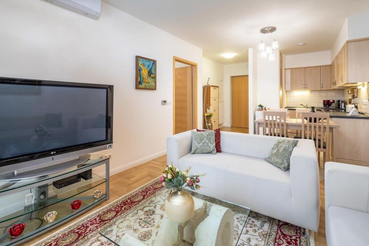Homey Apartment With Ac And Balcony Budapest Esterno foto